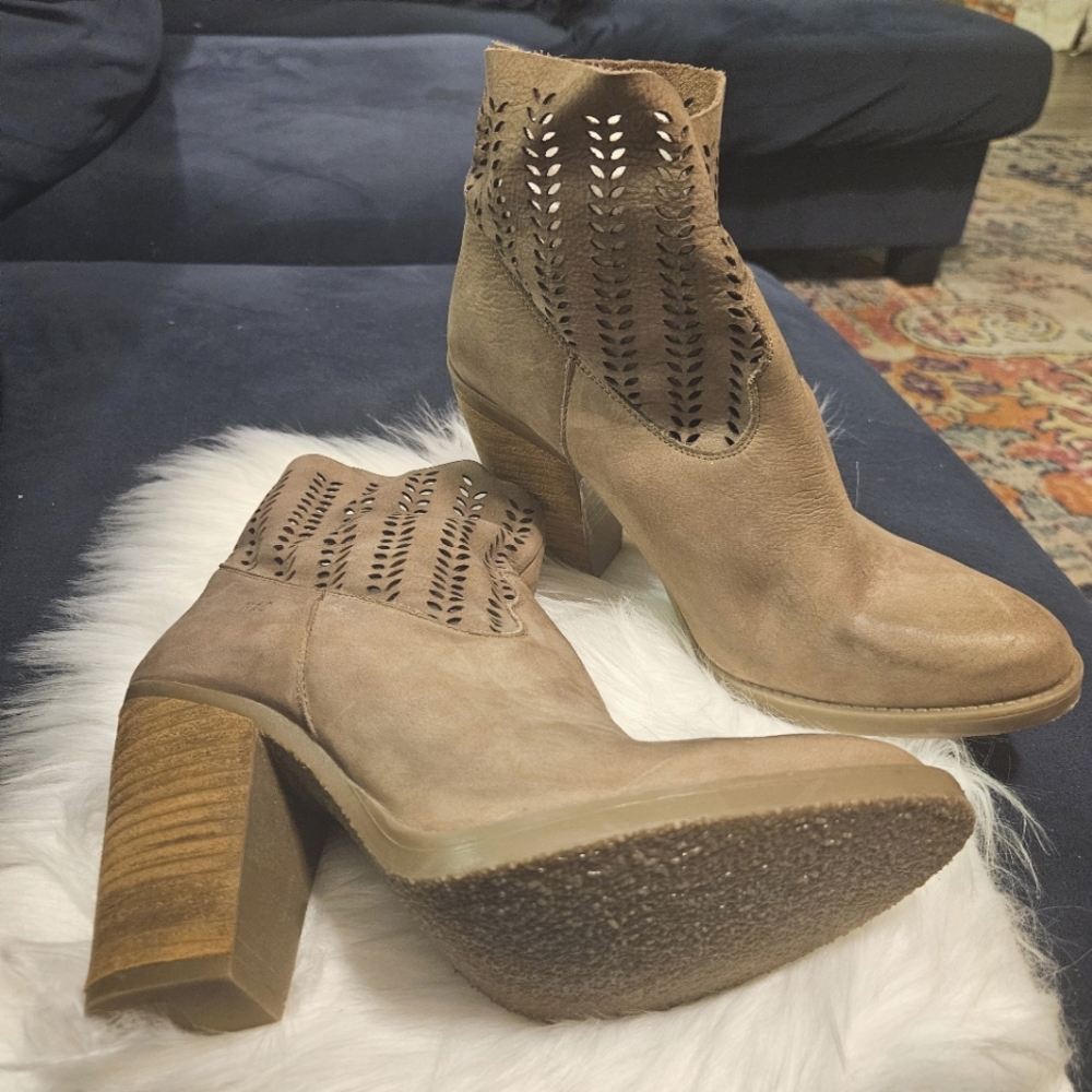 Muse & Cloud Tan Ankle Boots with Cutout Design size 9